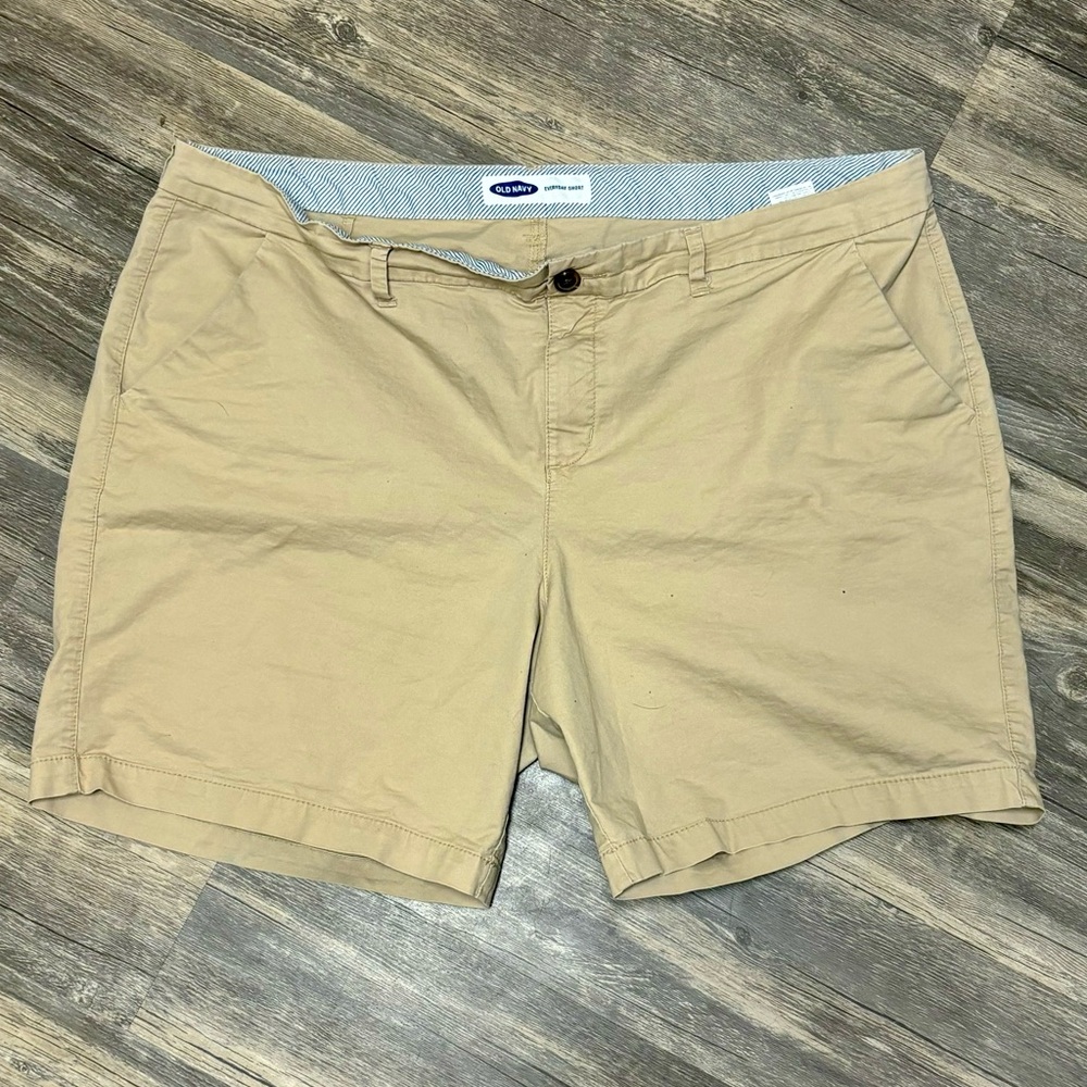Old Navy Beige Shorts Size 18